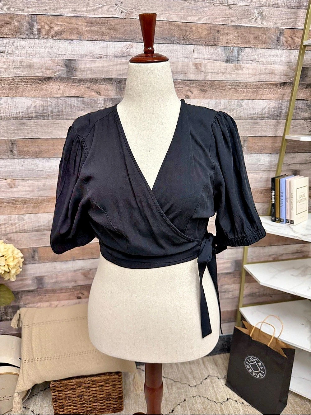 BCBGeneration black wrap tie crop top L
